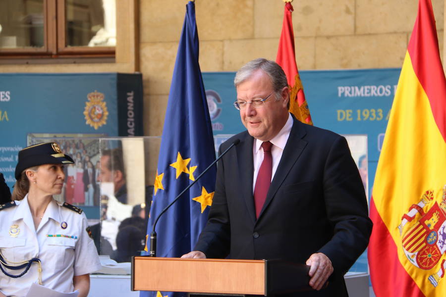 El Palacio de los Guzmanes, sede de la Diputación de León, acoge desde hoy, viernes 14 de junio, hasta el domingo 23 de junio, la exposición «40 aniversario de la mujer en la Policía Nacional», un homenaje a todas la mujeres que han sido, son y serán Policías Nacionales, con un especial recuerdo para dos agentes leonesas Silvia Nogaledo García y Aurora Rodríguez García, que perdieron la vida en su periodo de prácticas en Barcelona el 5 de octubre de 2004.