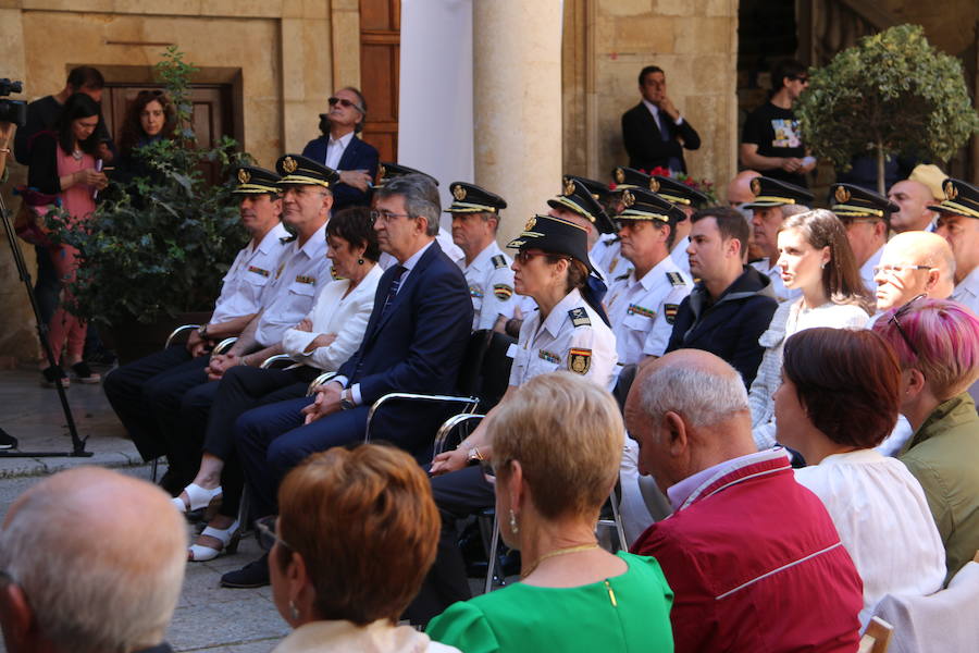 El Palacio de los Guzmanes, sede de la Diputación de León, acoge desde hoy, viernes 14 de junio, hasta el domingo 23 de junio, la exposición «40 aniversario de la mujer en la Policía Nacional», un homenaje a todas la mujeres que han sido, son y serán Policías Nacionales, con un especial recuerdo para dos agentes leonesas Silvia Nogaledo García y Aurora Rodríguez García, que perdieron la vida en su periodo de prácticas en Barcelona el 5 de octubre de 2004.