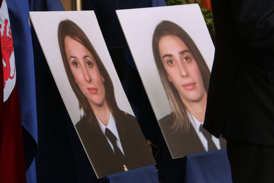 El Palacio de los Guzmanes, sede de la Diputación de León, acoge desde hoy, viernes 14 de junio, hasta el domingo 23 de junio, la exposición «40 aniversario de la mujer en la Policía Nacional», un homenaje a todas la mujeres que han sido, son y serán Policías Nacionales, con un especial recuerdo para dos agentes leonesas Silvia Nogaledo García y Aurora Rodríguez García, que perdieron la vida en su periodo de prácticas en Barcelona el 5 de octubre de 2004.