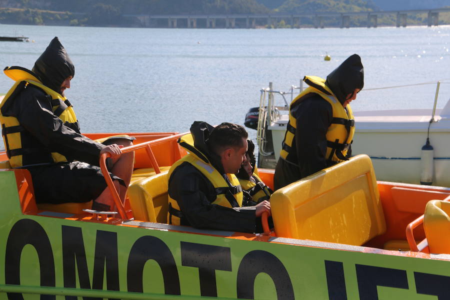 Llega a Riaño el 'JetBoat', una embarcación que alcanza velocidades de más de 80 kilómetros por hora, con giros de 360 grados para ofrecer una experiencia que conjuga turismo con diversión y adrenalina y que es pionera en el Norte de España