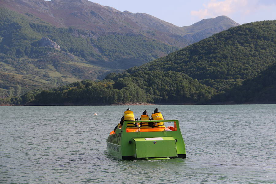 Llega a Riaño el 'JetBoat', una embarcación que alcanza velocidades de más de 80 kilómetros por hora, con giros de 360 grados para ofrecer una experiencia que conjuga turismo con diversión y adrenalina y que es pionera en el Norte de España