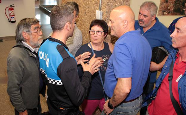 Galería. La policía pone calma en el pleno.