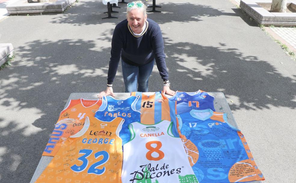 Moses posa con camisetas de distintas épocas del Aros.