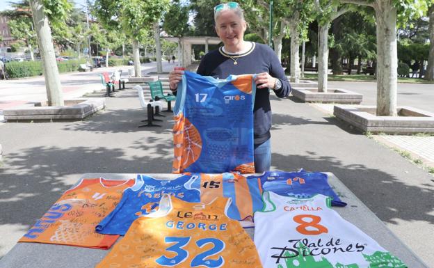 Moses, con varias camisetas del Aros.