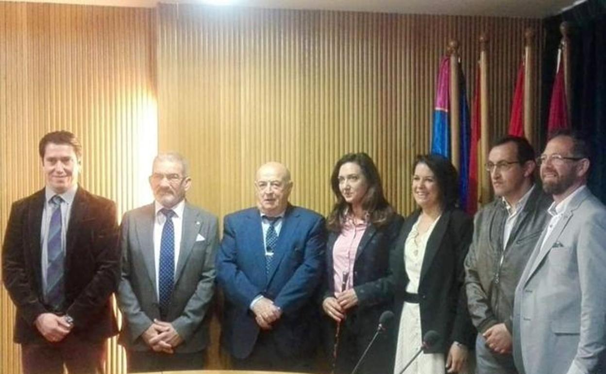 La alcaldesa, junto a su equipo, en la sesión de investidura.