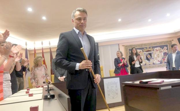 El nuevo alcalde, con su bastón de mando.