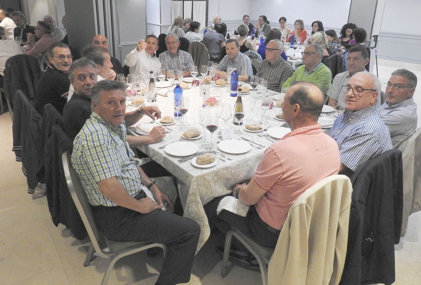 Más de 120 personas acuden a la convocatoria de los 'Veteranos de la prensa deportiva de León' en un encuentro marcado por el homenaje a la mujer y la presencia del actor Jesús Vidal, Goya al mejor actor revelación