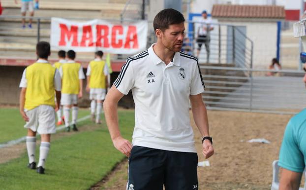 Galería. Xabi Alonso, entrenador del infantil A del Real Madrid.