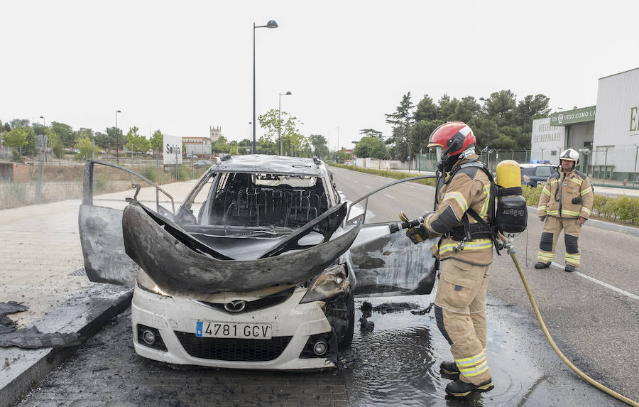 Los Bomberos apagan el fuego. 