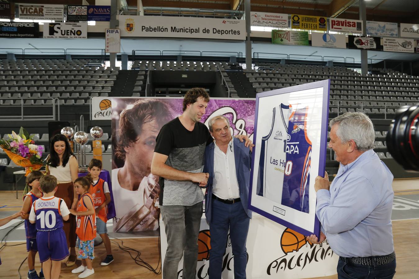 El capitán del Palencia Baloncesto, Urko Otegui, que pondrá rumbo a Menorca se despidió de la afición palentina en un emotivo evento, en el que se hizo repaso por su trayectoria en el equipo morado.