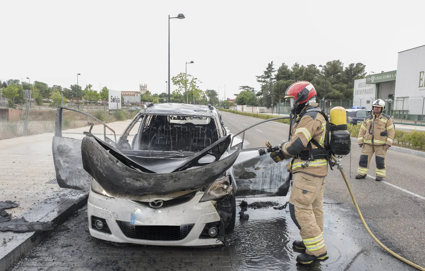 Los Bomberos sofocan el incendio de un coche en la carretera de las Arcas Reales de Valladolid.