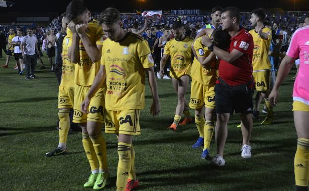 Los jugadores del Moralo, equipo de Valentín y Del Castillo, lamentan su eliminación en penaltis.