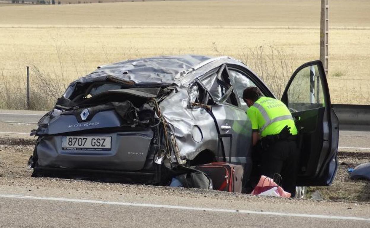 Un agente inspecciona el vehículo siniestrado en la A-6 en Medina del Campo.