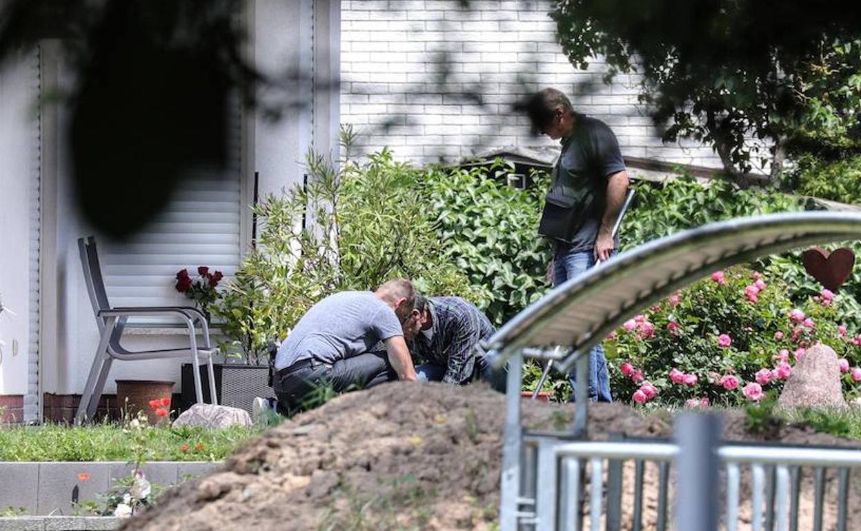 Miembros de la policía investigan en la vivienda de Kassel del político conservador Walter Lübcke, en Wolfhagen-Istha. 