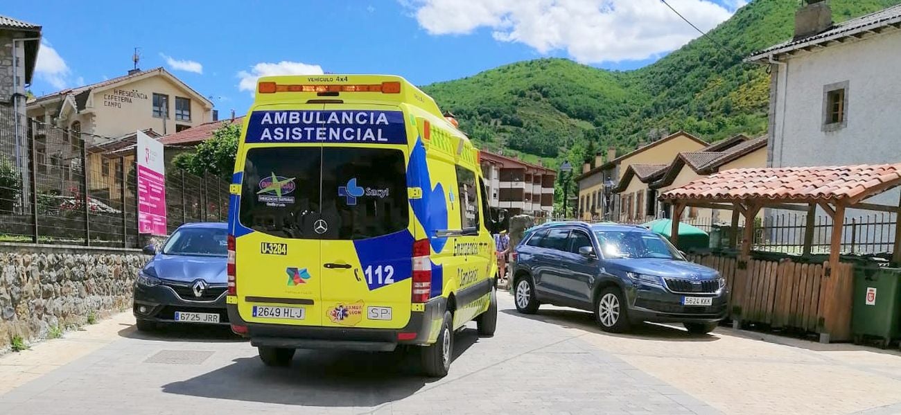 Una ambulancia traslada al menor perdido durante 30 horas en Picos al centro de salud tras una evacuación previa en helicóptero.