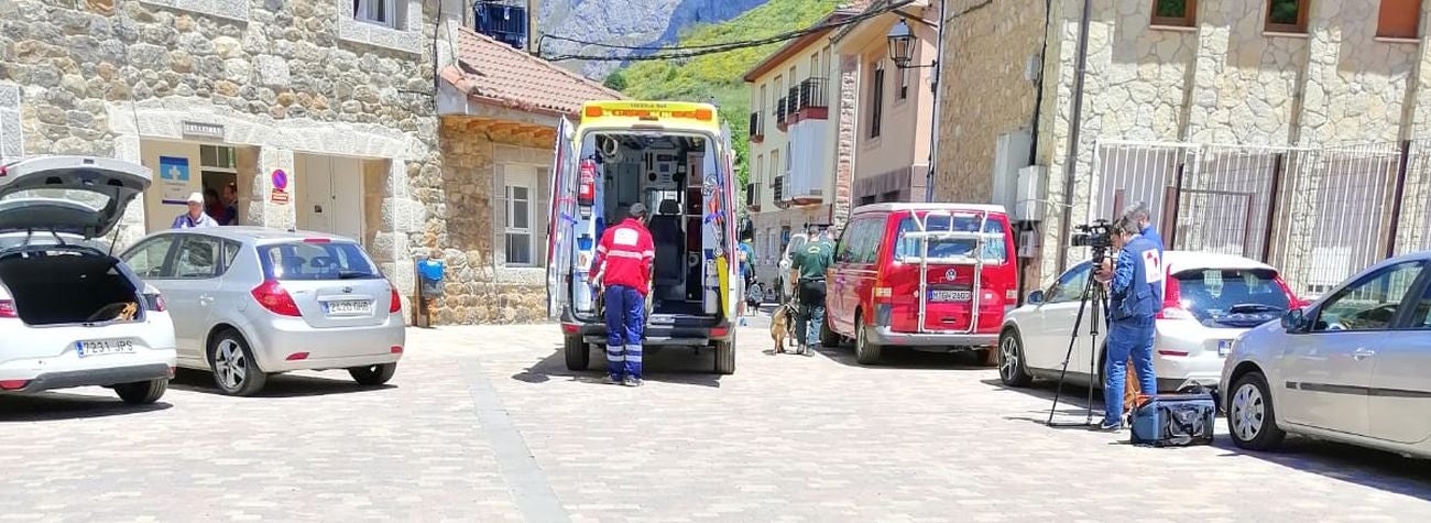 Una ambulancia traslada al menor perdido durante 30 horas en Picos al centro de salud tras una evacuación previa en helicóptero.