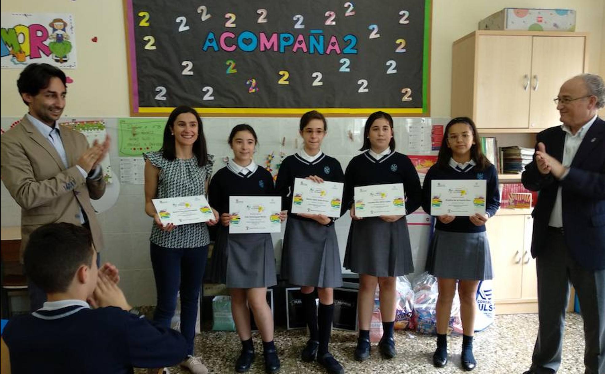 Las alumnas y la profesora premiadas junto al director provincial de Educación (D) y el director de estudios de la EFCL, en la entrega del galardón.