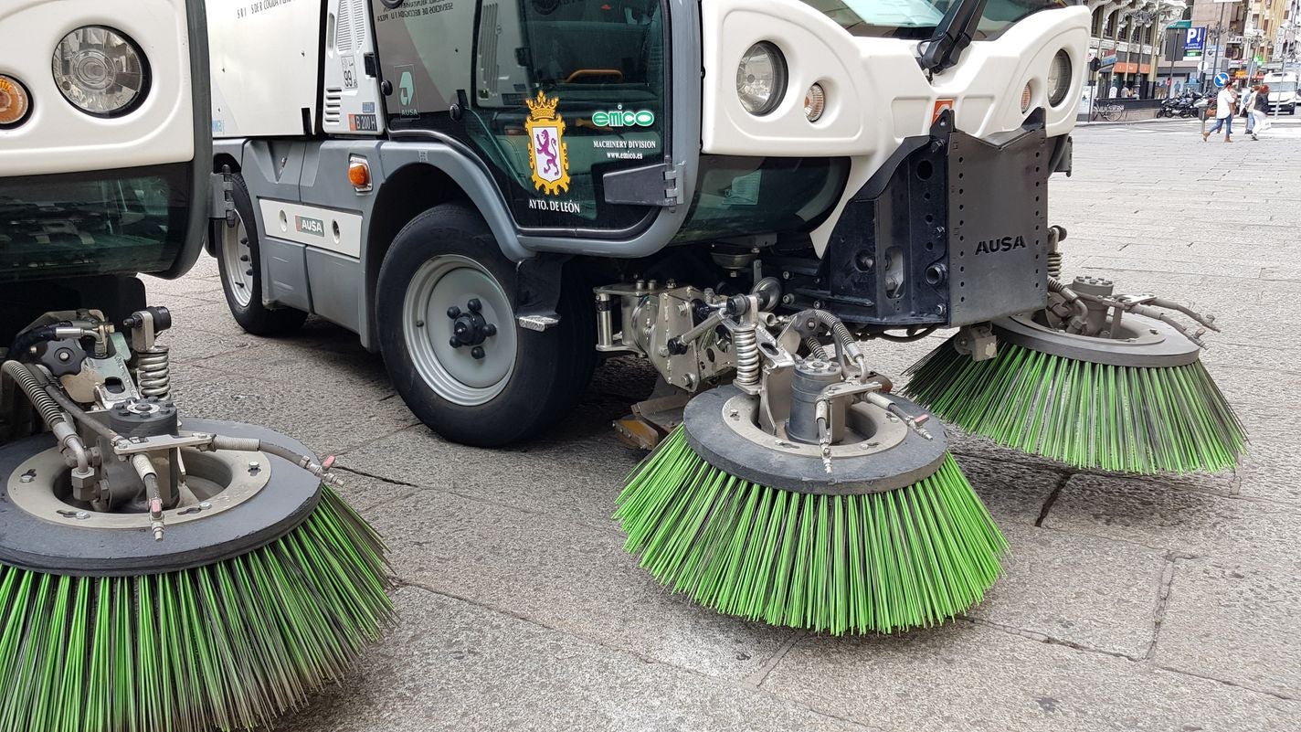 El Ayuntamiento deja cuatro barredoras ante un banco para denunciar que no las repara