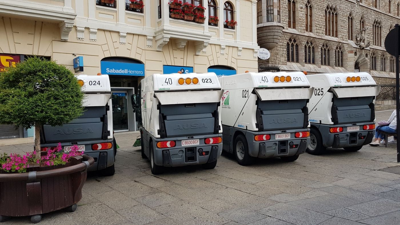 El Ayuntamiento deja cuatro barredoras ante un banco para denunciar que no las repara
