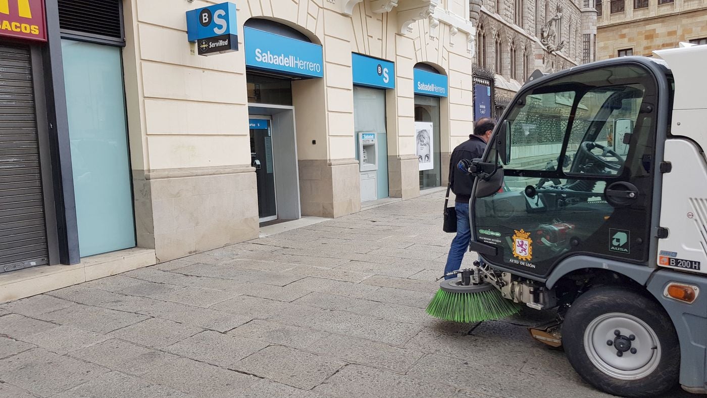 El Ayuntamiento deja cuatro barredoras ante un banco para denunciar que no las repara