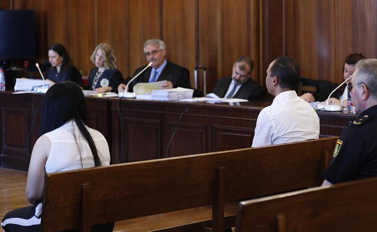 La pareja que ha sido condenada, durante el juicio en la Audiencia Provincial de Sevilla.
