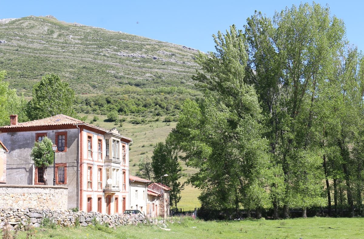 Este enclave declarado en el año 2005 reserva de la biosfera se sitúa en el norte de la provincia de León, limitando con Asturias. Cuenta con tres municipios Cármenes, Vegacervera, y Lugueros,