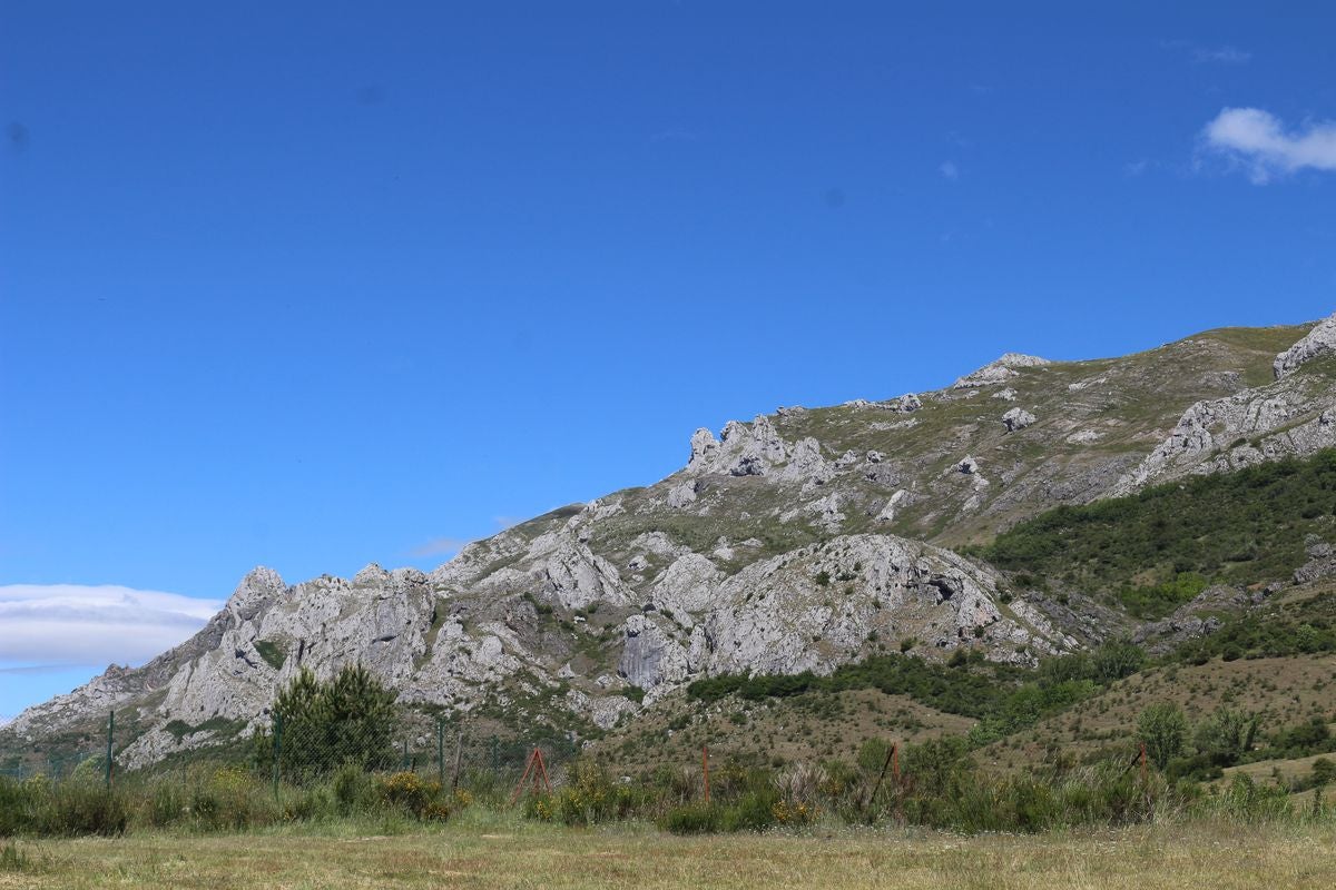 Este enclave declarado en el año 2005 reserva de la biosfera se sitúa en el norte de la provincia de León, limitando con Asturias. Cuenta con tres municipios Cármenes, Vegacervera, y Lugueros,