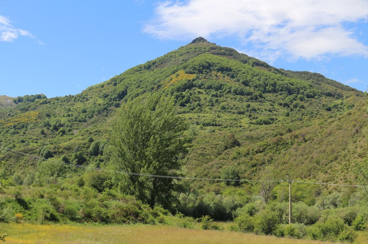 Este enclave declarado en el año 2005 reserva de la biosfera se sitúa en el norte de la provincia de León, limitando con Asturias. Cuenta con tres municipios Cármenes, Vegacervera, y Lugueros,