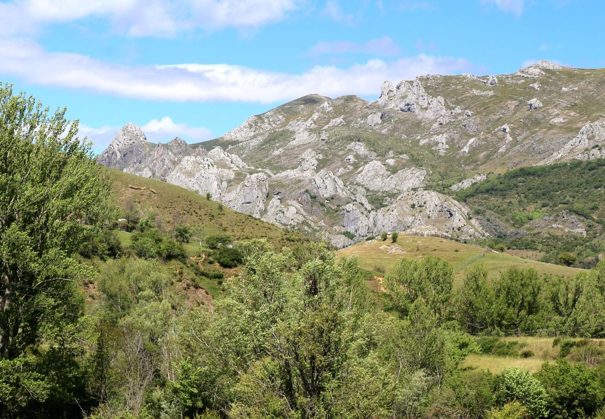 Este enclave declarado en el año 2005 reserva de la biosfera se sitúa en el norte de la provincia de León, limitando con Asturias. Cuenta con tres municipios Cármenes, Vegacervera, y Lugueros,