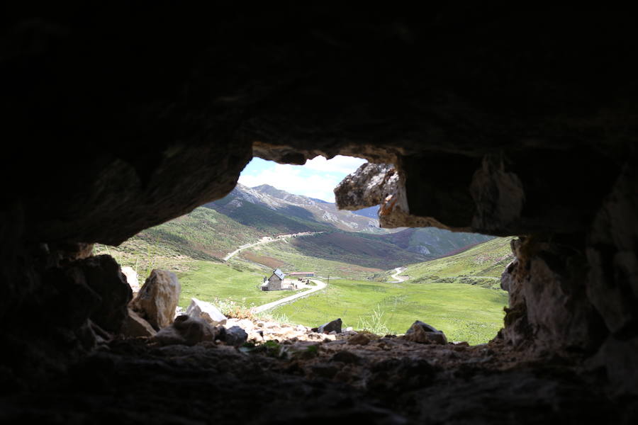 Este enclave declarado en el año 2005 reserva de la biosfera se sitúa en el norte de la provincia de León, limitando con Asturias. Cuenta con tres municipios Cármenes, Vegacervera, y Lugueros,