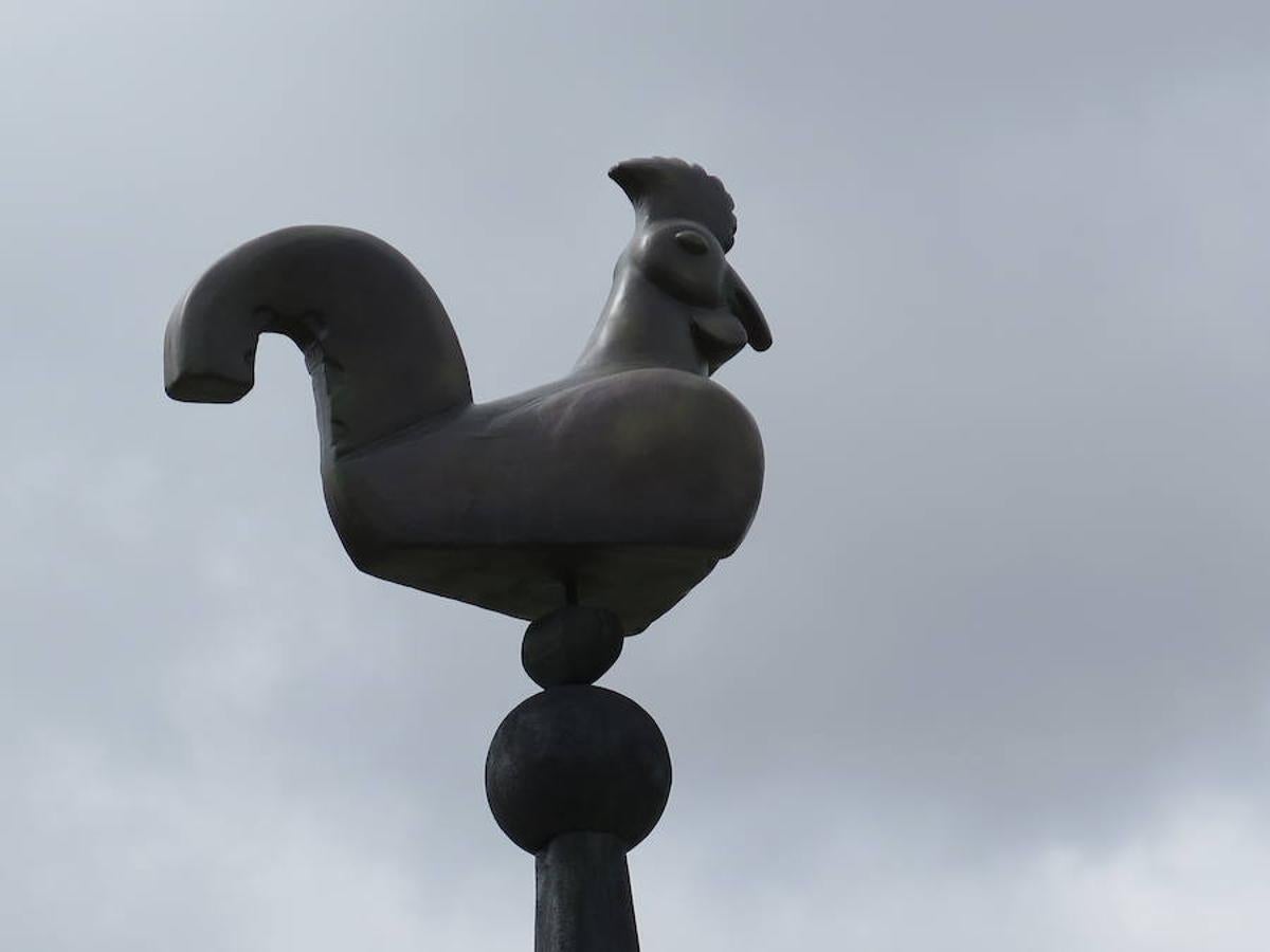 León lleva a su tradicional hoguera de San Juan San Isidoro, que este año arderá entre llamas