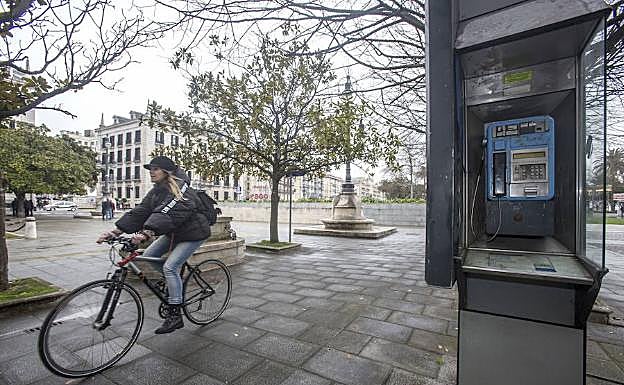 Una de las cabinas de teléfono que todavía están activas. 