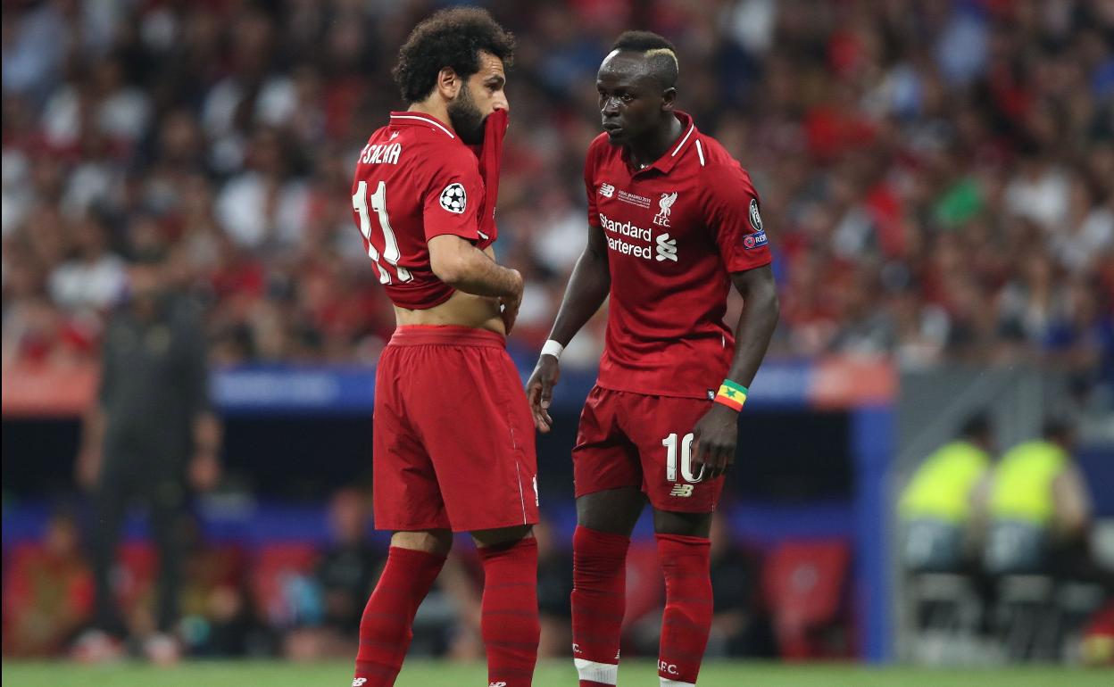 Mohamed Salah y Sadio Mané durante la final de la Champions League.