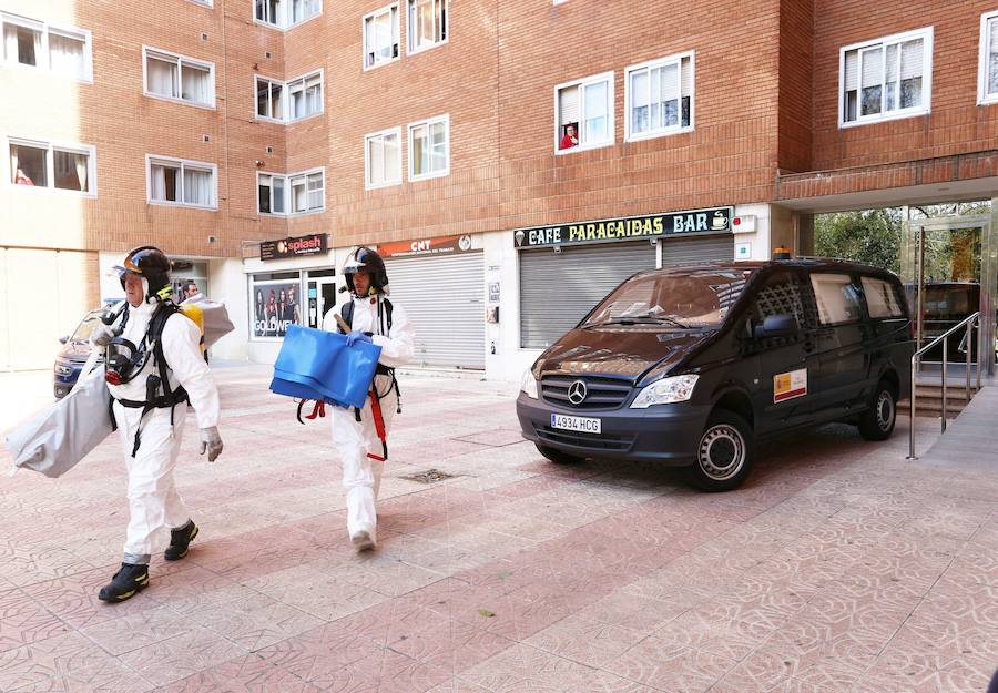 Los bomberos salen del bloque de viviendas después de sacar al fallecido de su vivienda el 31 de marzo. 