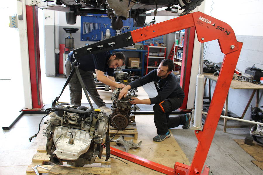 Talleres Cecar nace en 2018 con mucha ilusión y motivación con el fin de traer a León algo más que un taller. Su filosofía parte de la unión entre la tecnología del automóvil y su estética, siempre dentro de un gran grupo como es la red de talleres CGA.