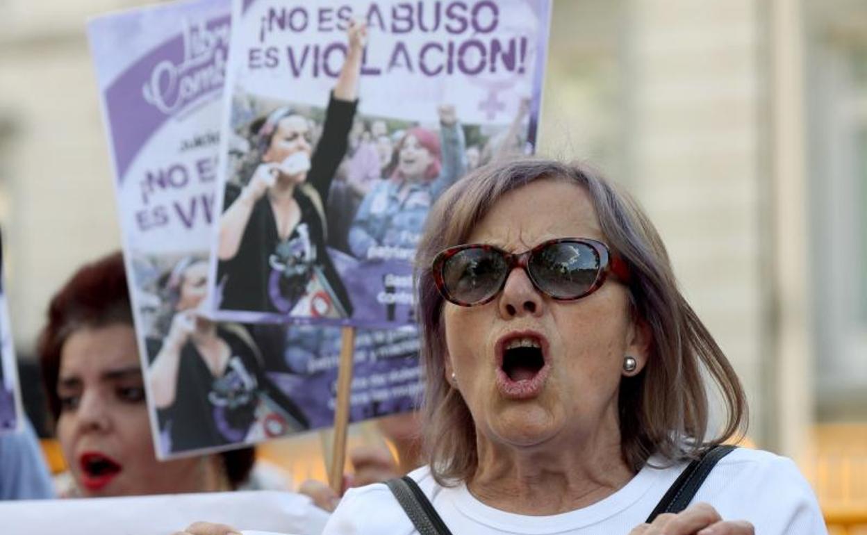 Organizaciones feministas de Madrid se concentran bajo el lema ¡Basta ya de justicia patriarcal!.