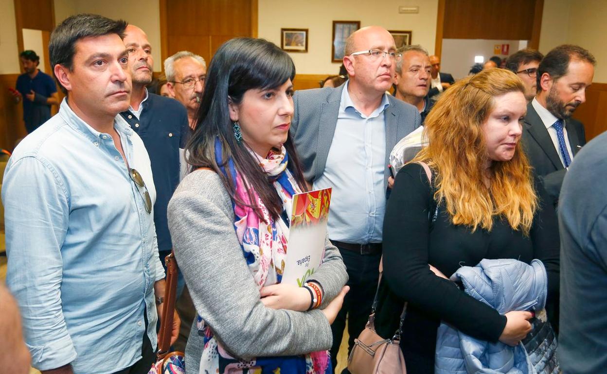 Elena Merino (VOX), en primer término, durante el recuento de mesas electorales.