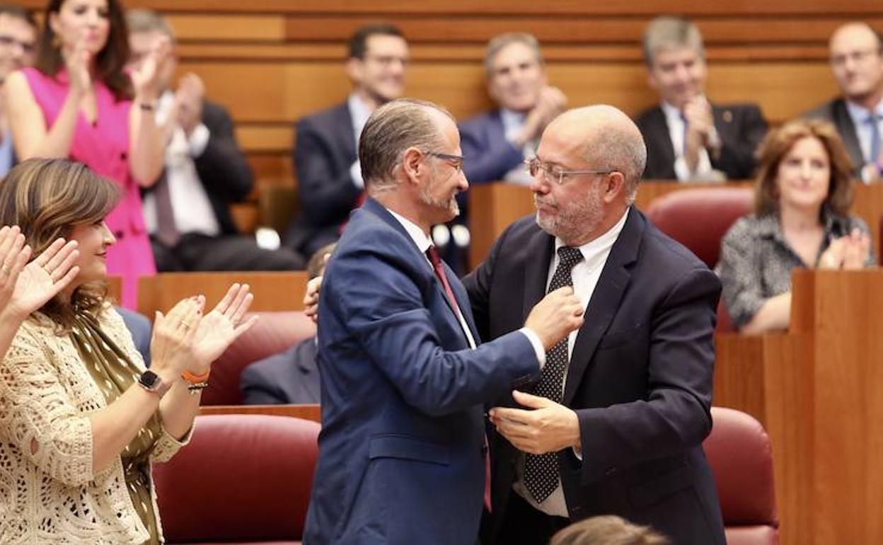 Luis Fuentes se abraza a Francisco Igea. 