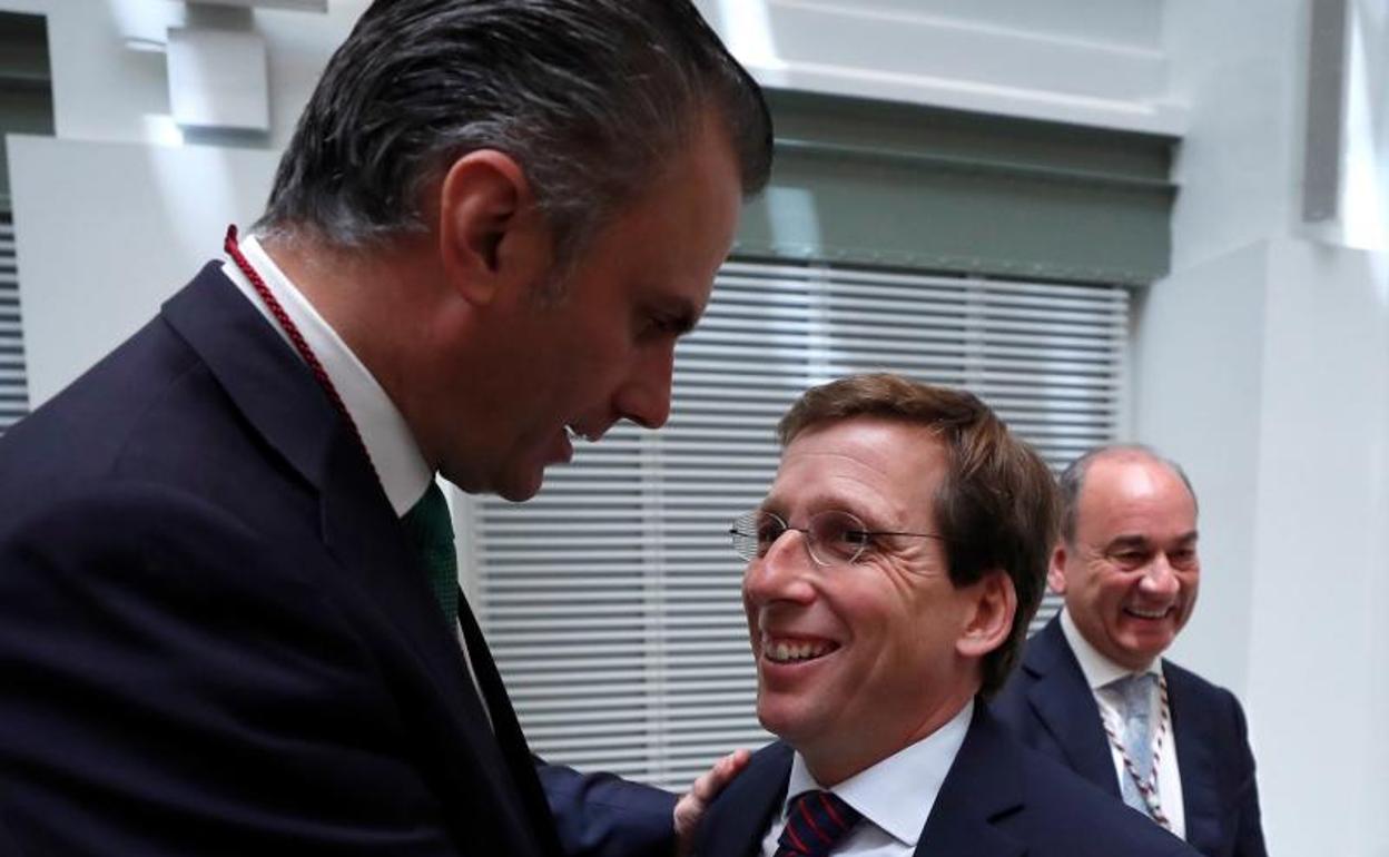 Javier Ortega Smith (i), de VOX, felicita al 'popular' José Luis Martínez Almeida, tras haber sido elegido nuevo alcalde de la Madrid