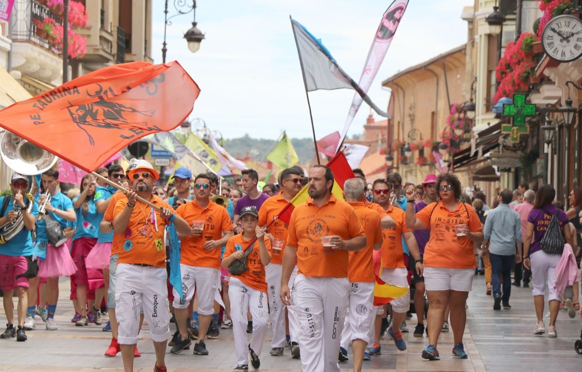 Fotos: Las peñas conquistan León a ritmo de charanga