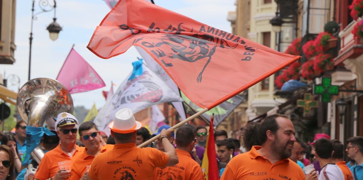 Fotos: Las peñas conquistan León a ritmo de charanga