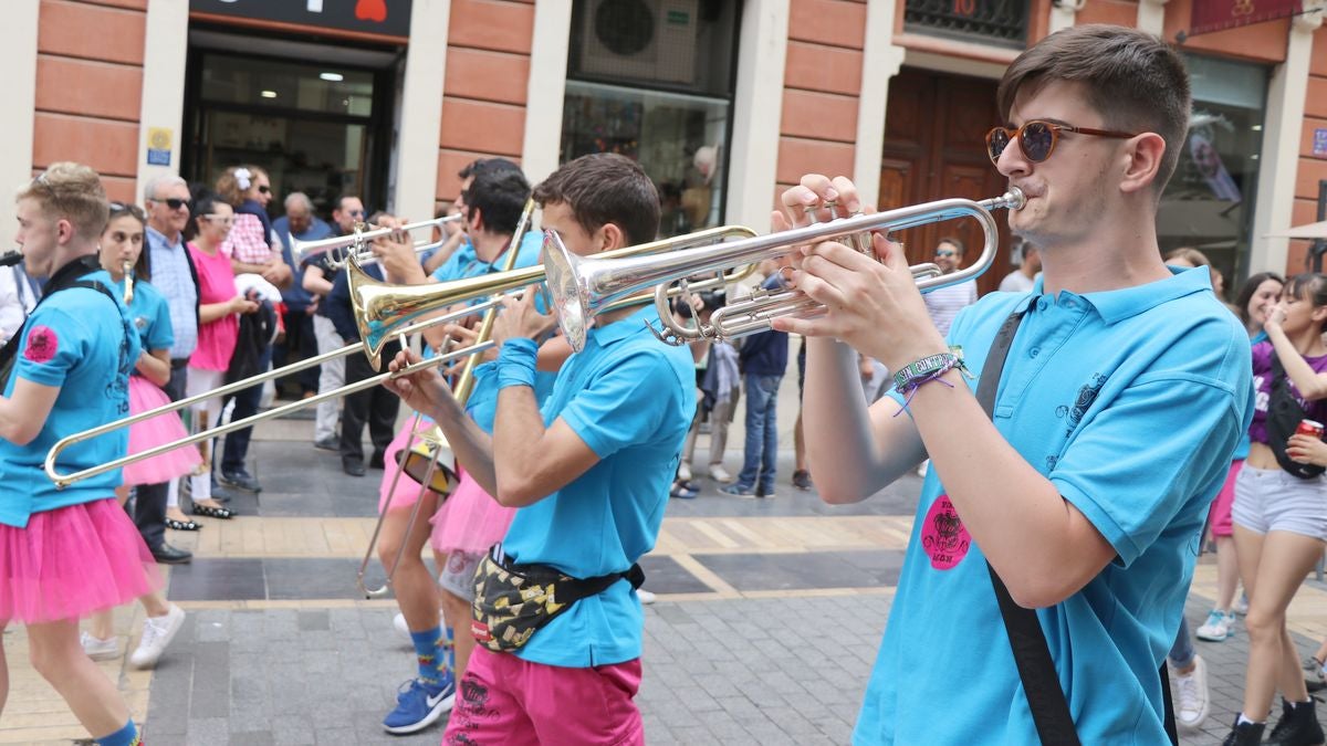 Fotos: Las peñas conquistan León a ritmo de charanga