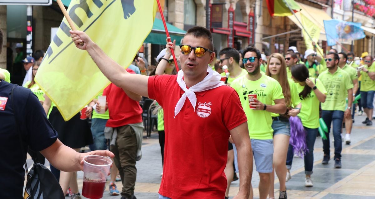 Fotos: Las peñas conquistan León a ritmo de charanga