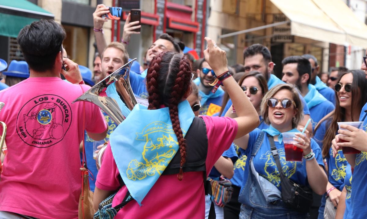 Fotos: Las peñas conquistan León a ritmo de charanga