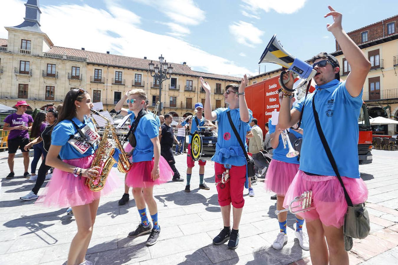 Fotos: Las peñas conquistan León a ritmo de charanga