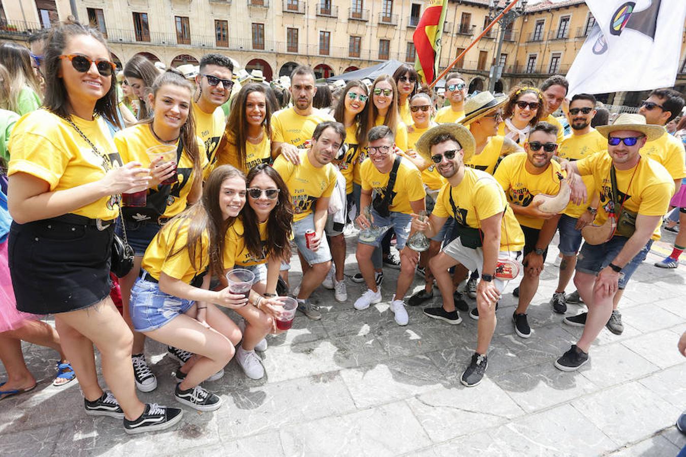 Fotos: Las peñas conquistan León a ritmo de charanga