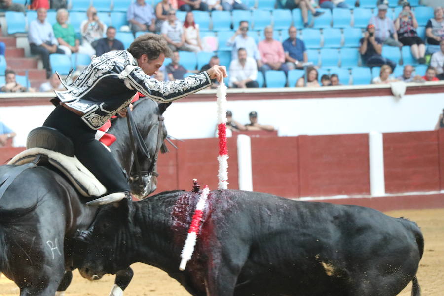 Fotos: Corrida de rejones en la Plaza de Toros de León