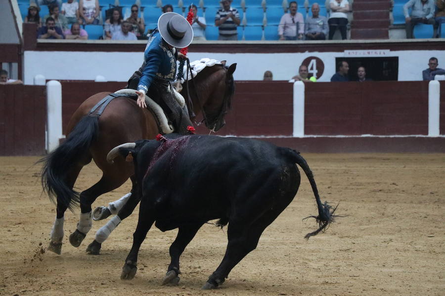 Fotos: Corrida de rejones en la Plaza de Toros de León