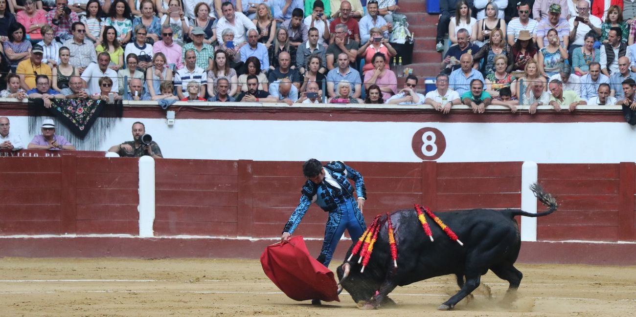 El Fandi, Cayetano y Pablo Aguado, por la puerta grande en León | Los tres diestros firman una intensa tarde de toreo que termina con el premio de la 'puerta grande' en el coso leonés | Media entrada y buen ambiente en una jornada marcada por el regreso a la arena de Pablo Aguado