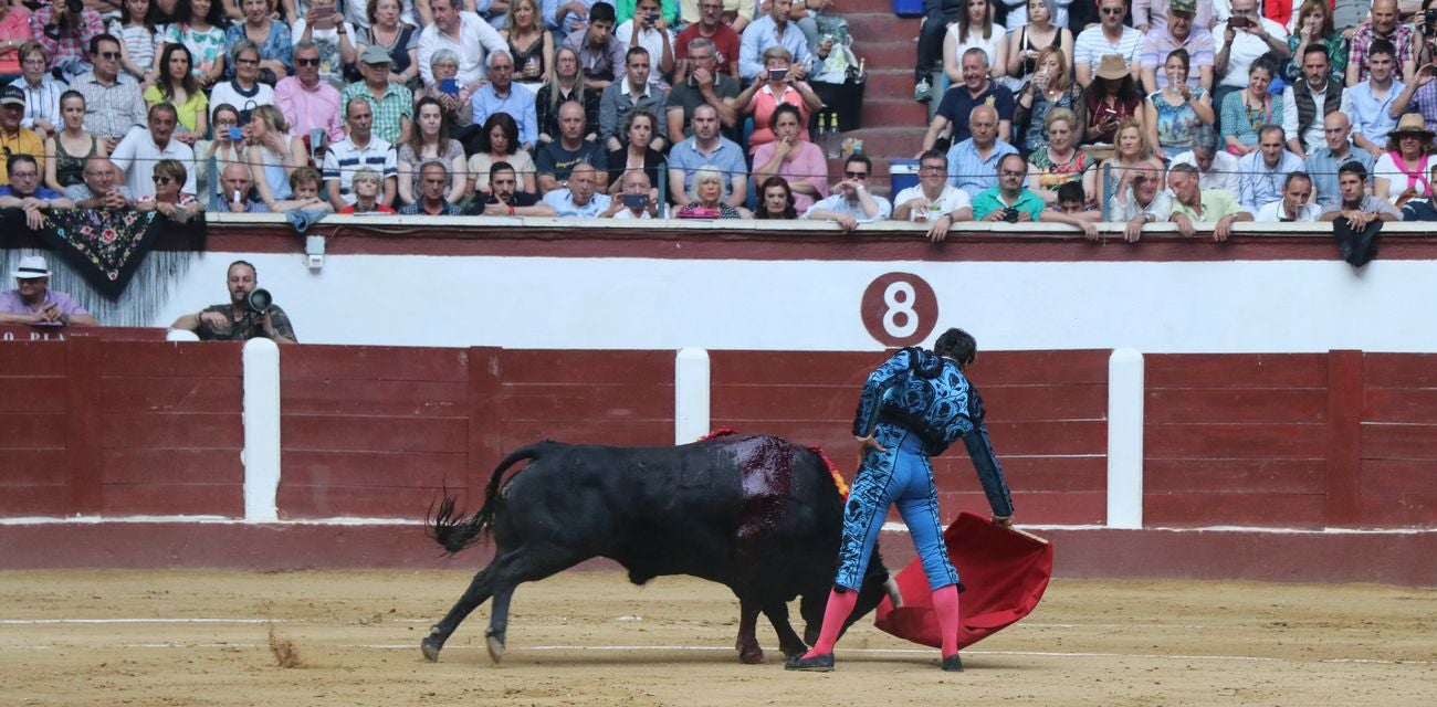 El Fandi, Cayetano y Pablo Aguado, por la puerta grande en León | Los tres diestros firman una intensa tarde de toreo que termina con el premio de la 'puerta grande' en el coso leonés | Media entrada y buen ambiente en una jornada marcada por el regreso a la arena de Pablo Aguado